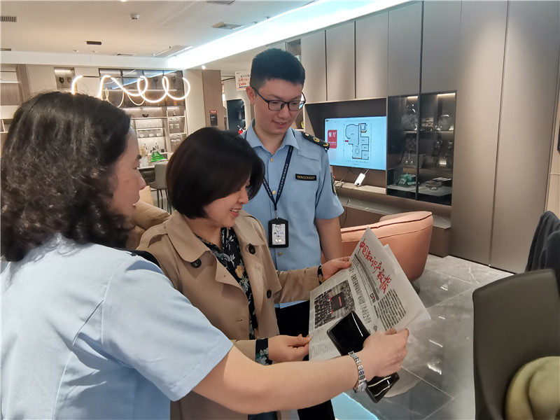武江区向商家宣传知识产权内容.jpg