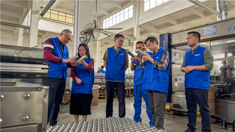 参观广东莱雅新化工科技有限公司生产车间.jpg