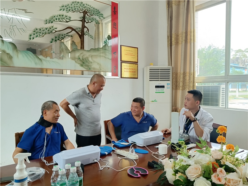 职工在进行中医理疗.jpg