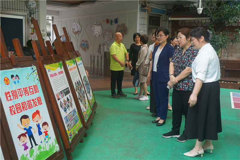 调研组参观幼儿园校园文化建设。 (1).jpg