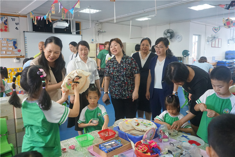 调研组一行与孩子们互动.jpg