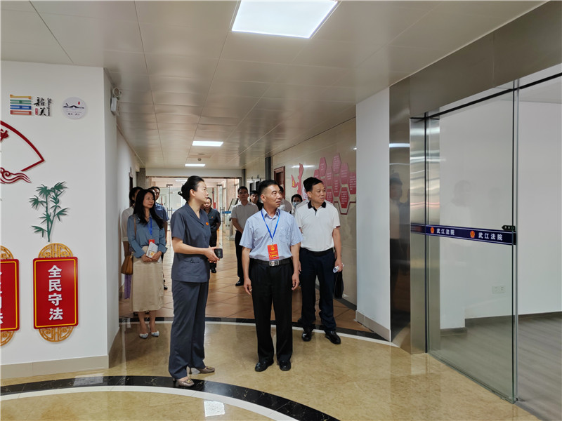 在法院实地察看办公现场.jpg