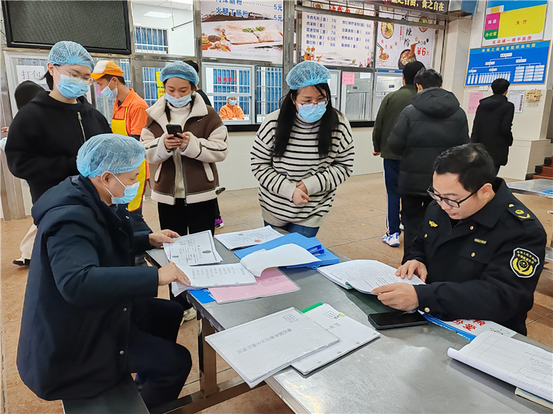 检查校园食品安全主体落实责任情况.jpg
