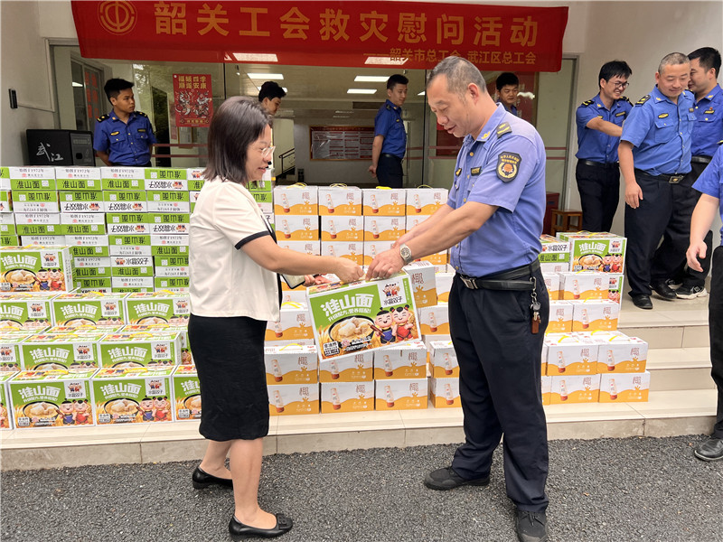 慰问市政人员.jpg