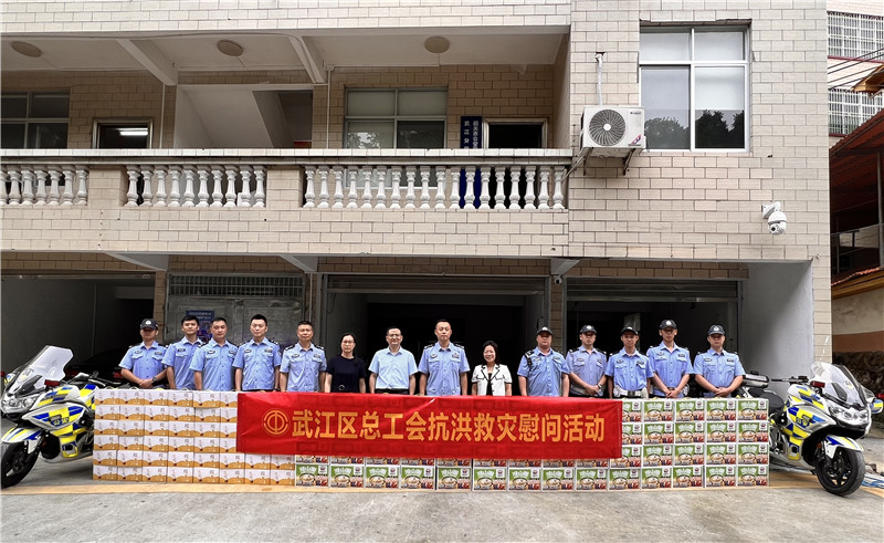 在交警大队慰问一线职工.jpg