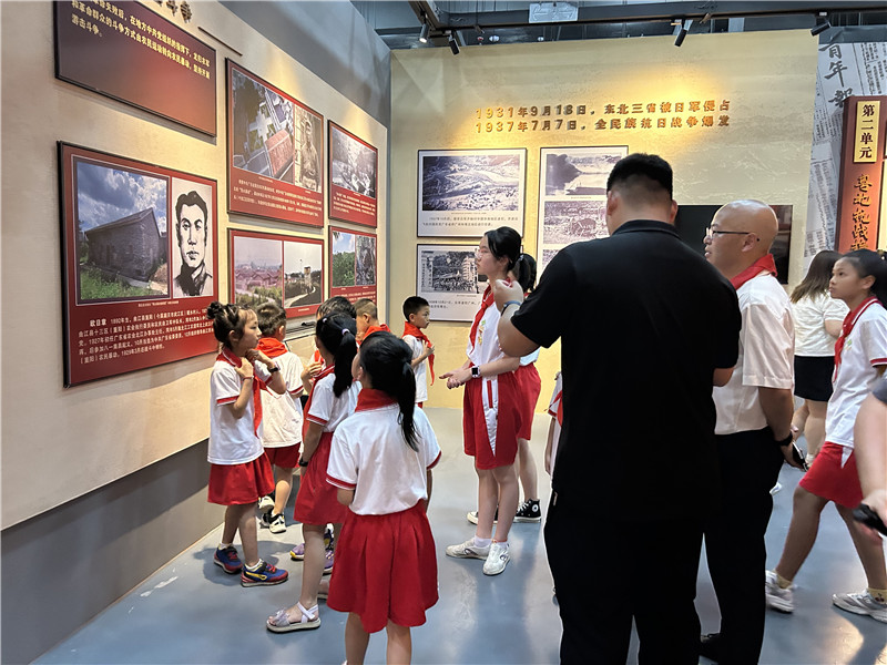 参观龙归抗战革命历史展.jpg