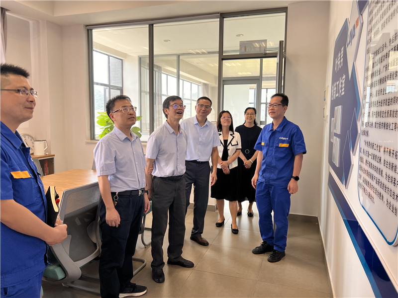 参观企业创新工作室.jpg