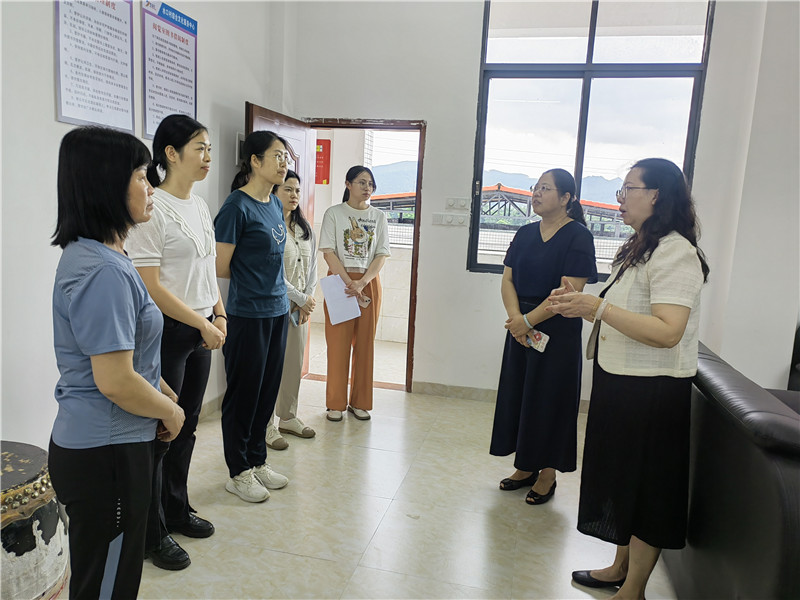 调研组一行在重阳镇水口调研指导妇女之家工作 (2).jpg