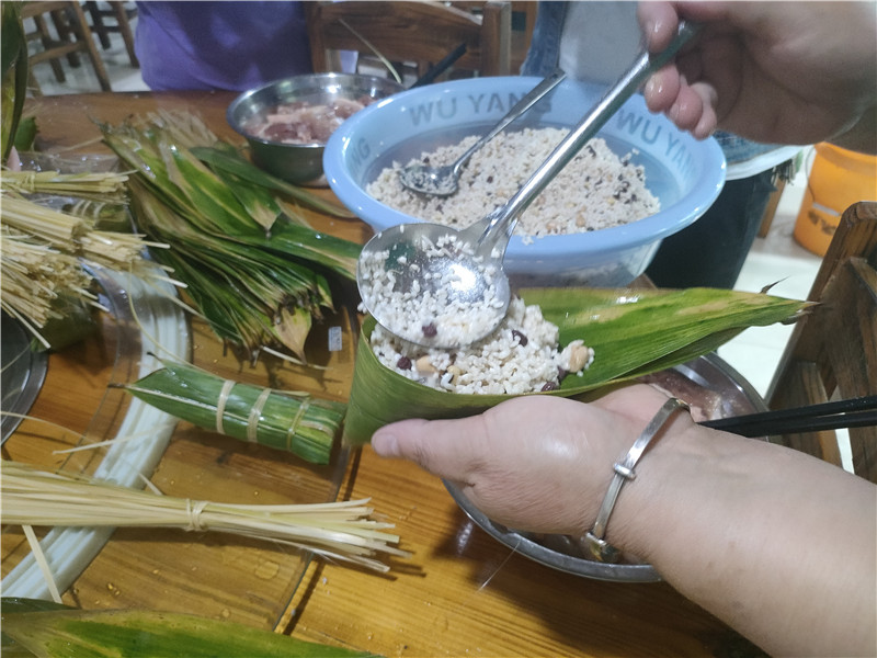 包粽子特写.jpg