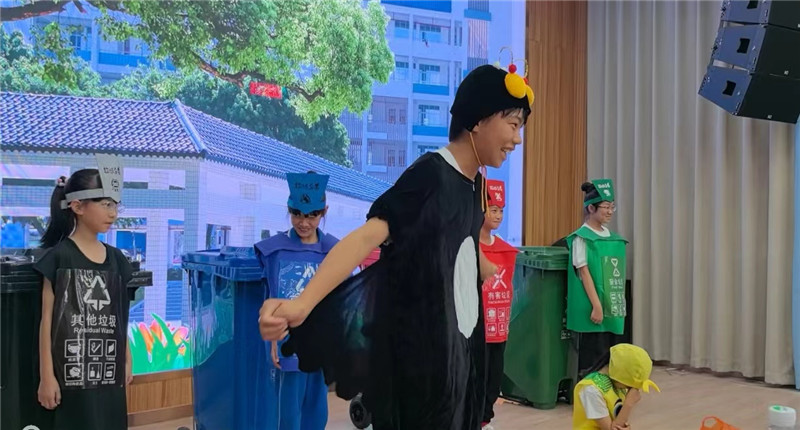 阳山小学学生表演垃圾分类小剧场《“桶”治天下》.jpg
