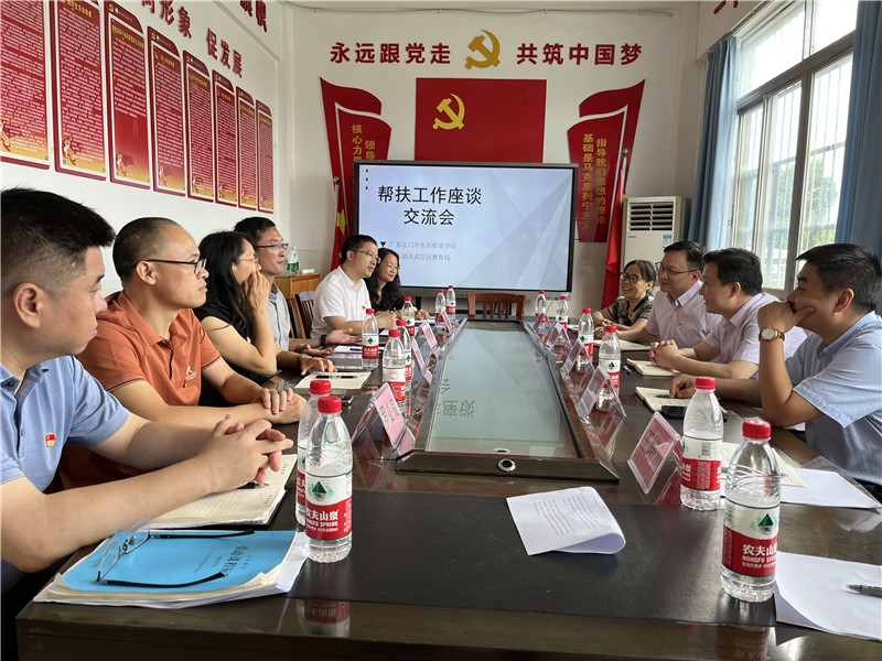 座谈会 (1).jpg
