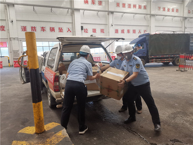 执法人员搬卸侵权物品.jpg
