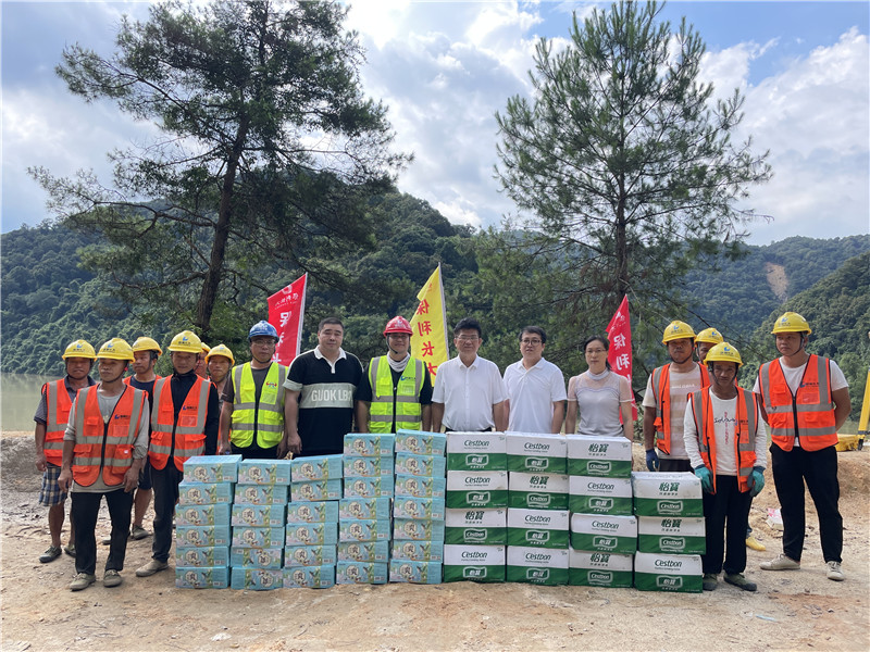 慰问保利长大工程有限公司一线劳动者.jpg