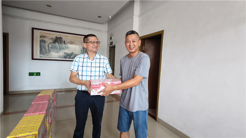 为户外一线建筑工人送上清凉饮料.jpg
