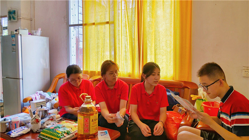 “红星筑梦突击队”入户走访高中应届毕业困难学生家庭，宣传国家高校资助政策，为学生就读高校解除后顾之忧.jpg