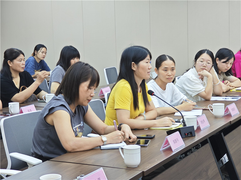 妇女群众积极发言.jpg