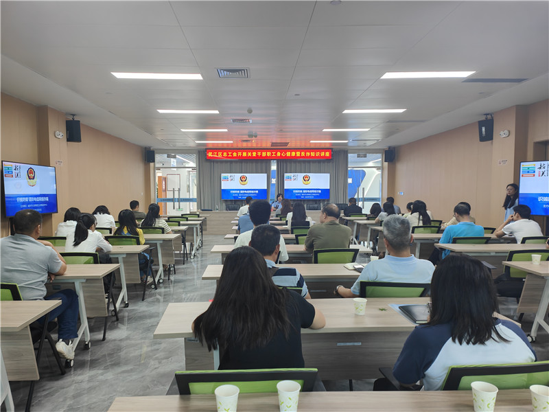 武江区公安分局欧家良为职工群众开展预防电信诈骗宣传.jpg