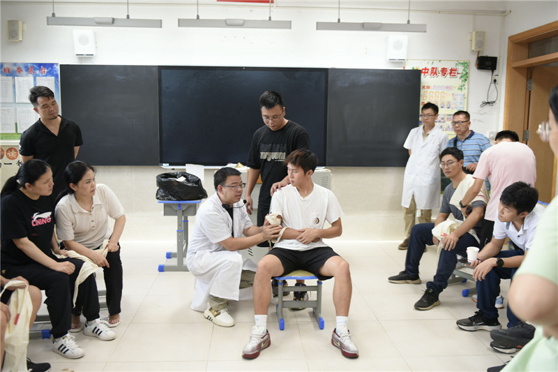 参训教师参加实操培训.jpg