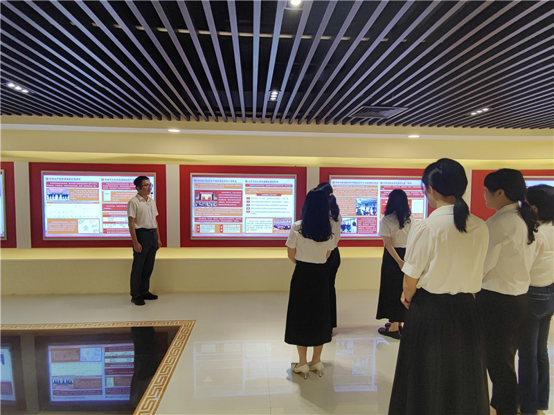 妇联干部驻足观看展览图片.jpg