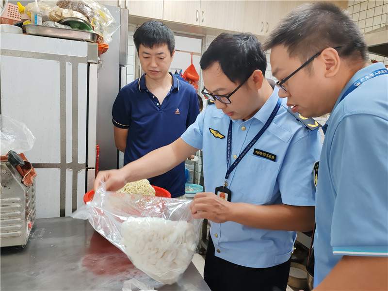 执法人员对网络餐饮店开展监督检查.jpg