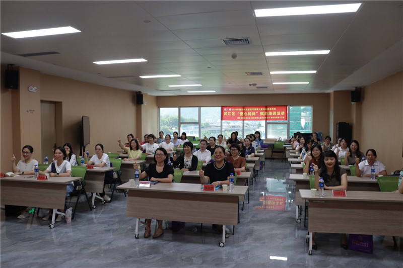 “爱心妈妈”集体大合照.jpg