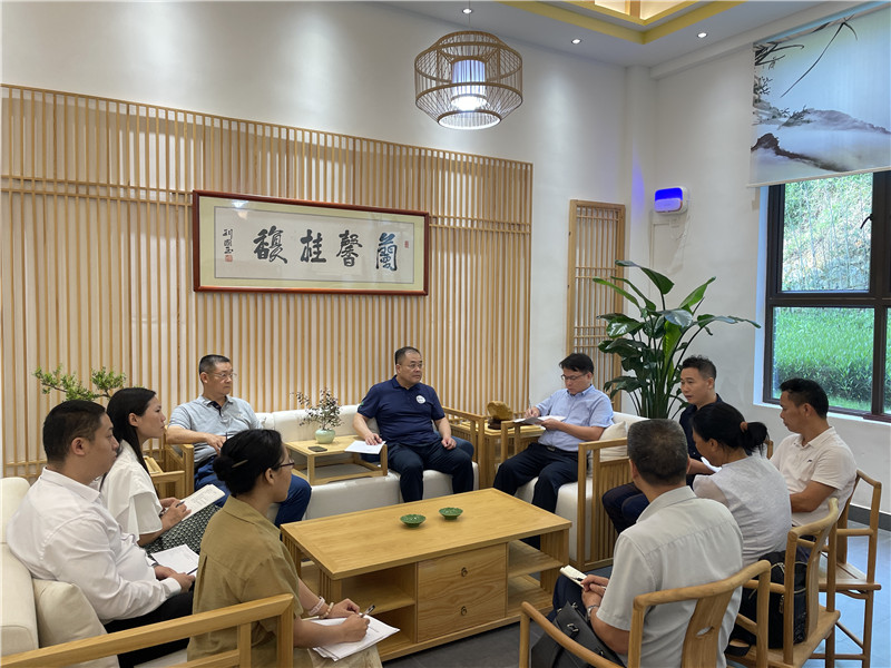 与会人员围绕会议主题进行讨论交流.jpg