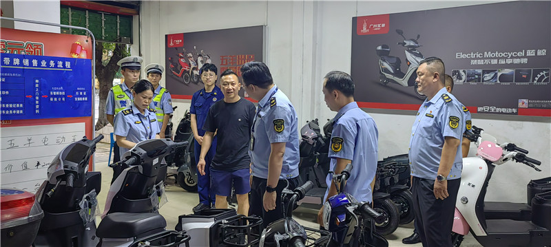 执法人员开展电动自行车产品质量安全检查2.jpg