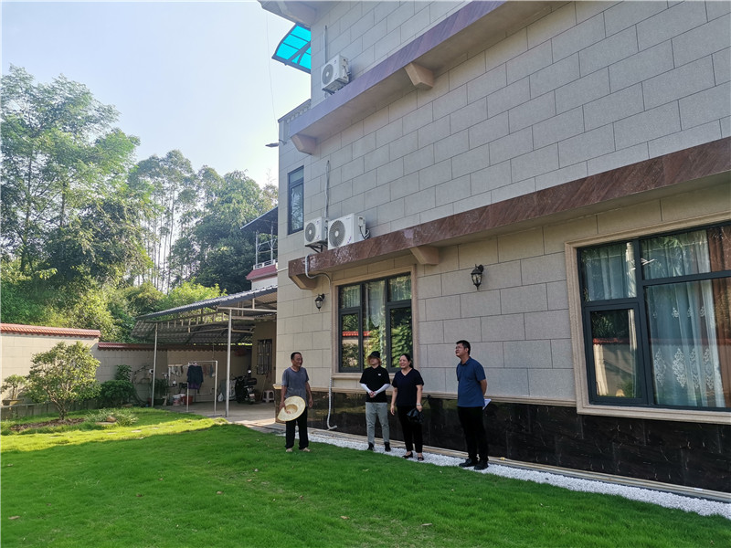 指导农户创建“美丽庭院”.jpg