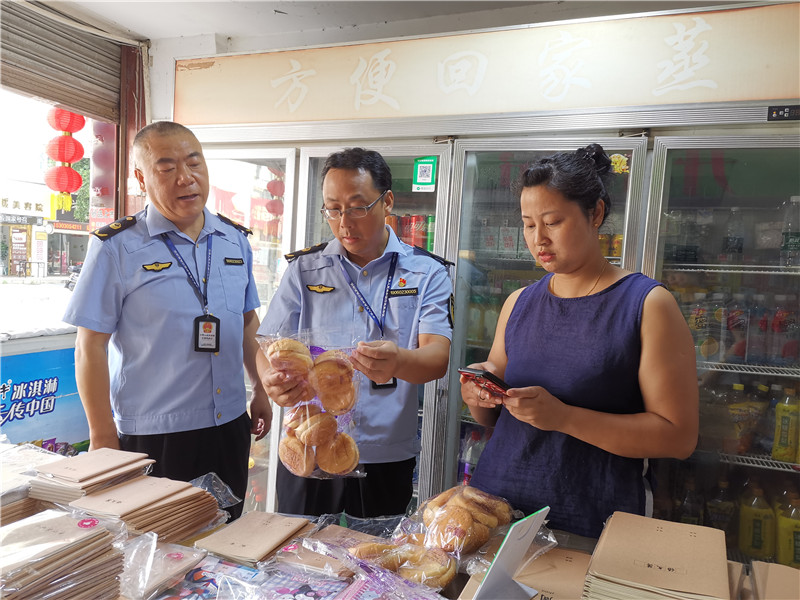 执法人员检查食品保质期及储存条件.jpg
