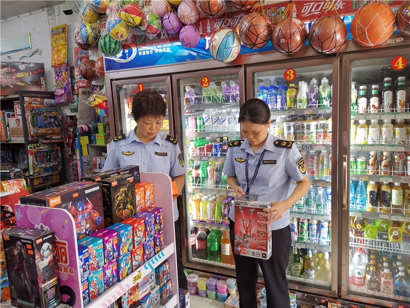 执法人员使用“粤品通”小程序检查产品质量信息.jpg
