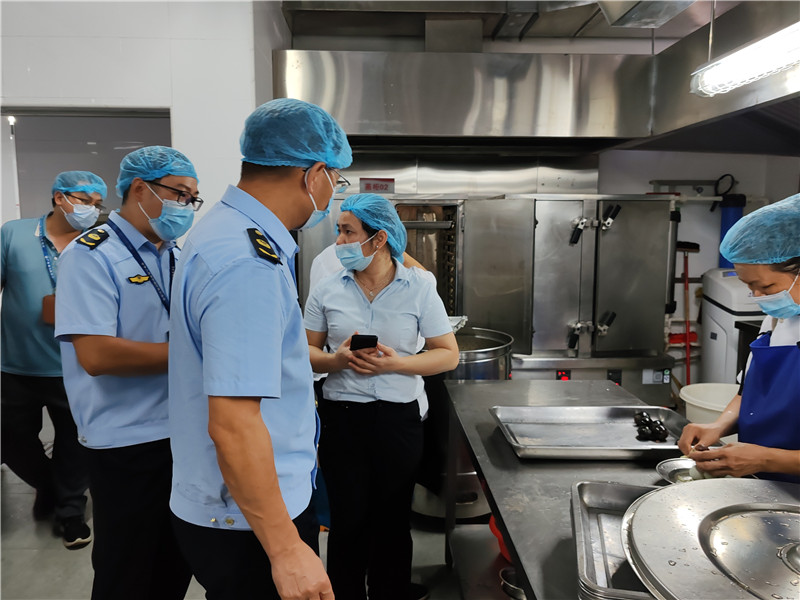 执法人员检查食品加工制作情况.jpg