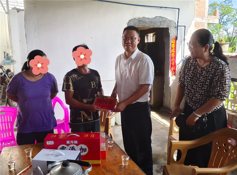 段世甲为困境儿童家庭送上慰问品.jpg