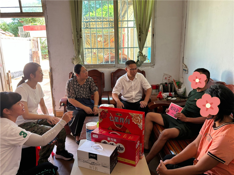 慰问组一行入户慰问困境儿童家庭（1）.jpg