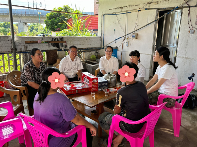 慰问组一行入户慰问困境儿童家庭（2）.jpg