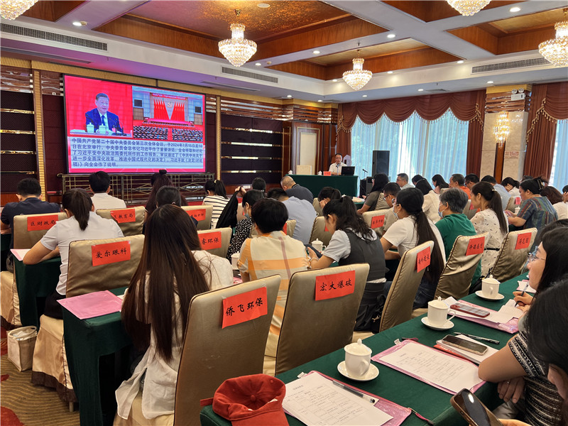 区宣讲团成员、教师发展中心主任刘华华宣讲党的二十届三中全会精神.jpg