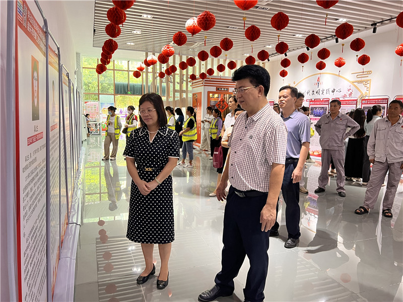 市总工会副主席肖伟旗、武江区总工会常务副主席龚耿岚与职工一起观看展览.jpg