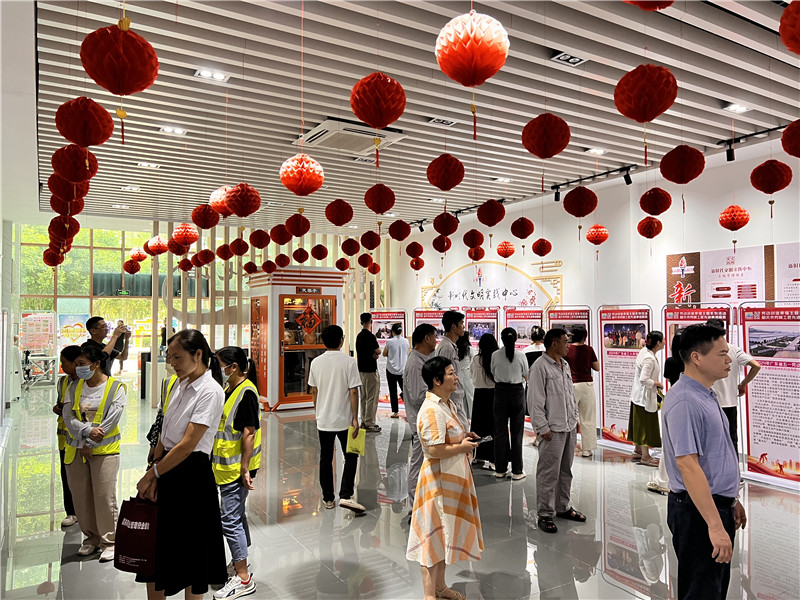 职工观看劳模工匠展.jpg