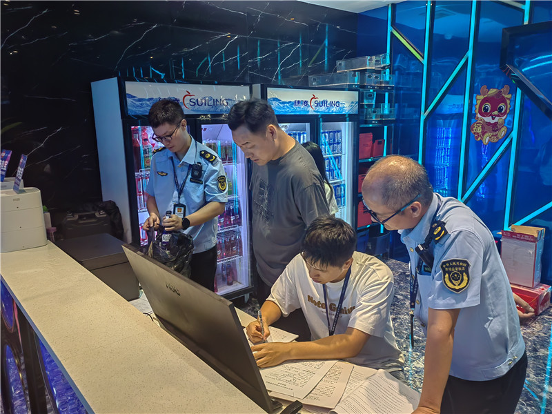 武江区市场监管局执法人员对娱乐场所酒类开展排查.jpg
