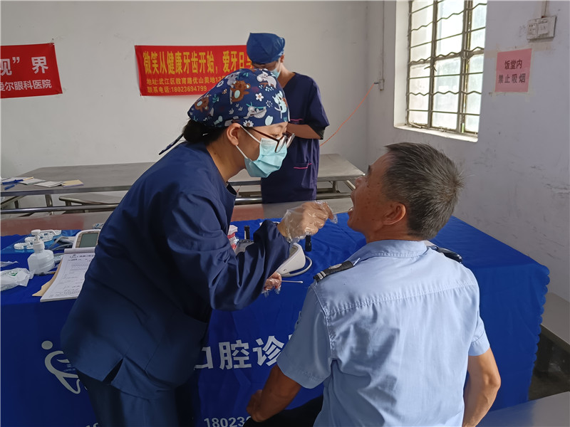 为职工检查口腔.jpg