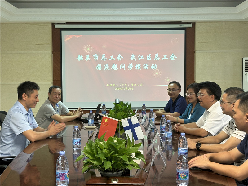 慰问组与全国五一劳动奖章获得者张泽磊进行座谈.jpg