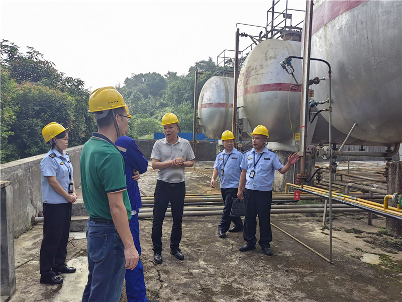 区市场监管局检查燃气充装站压力容器安全情况.jpg