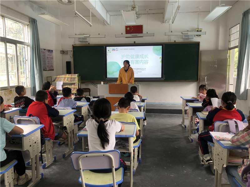 到江湾镇中心小学开展“护助健康成长，拒绝有害内容”绿书签活动.jpg