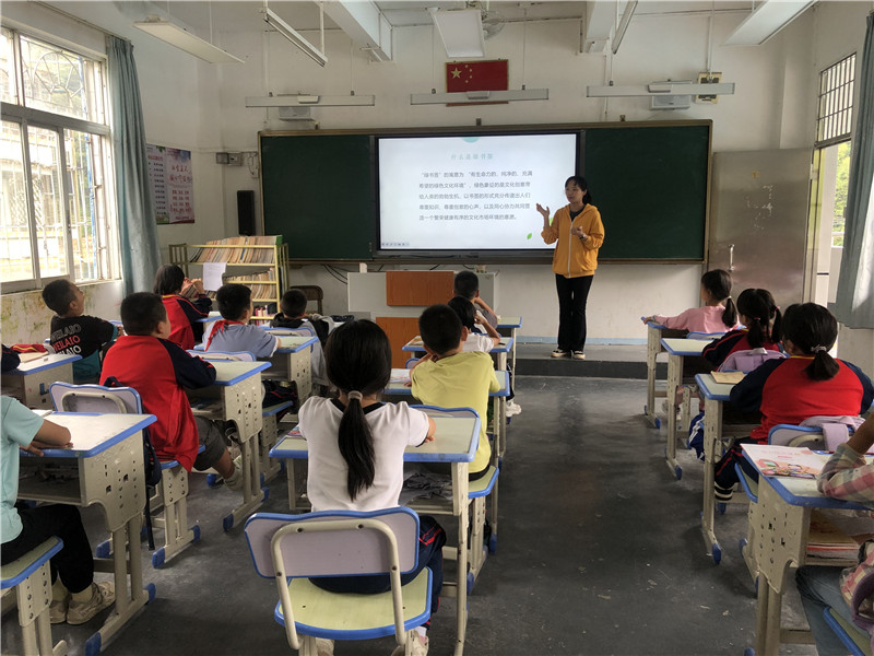 志愿者向小朋友讲解“什么是绿书签”.jpg