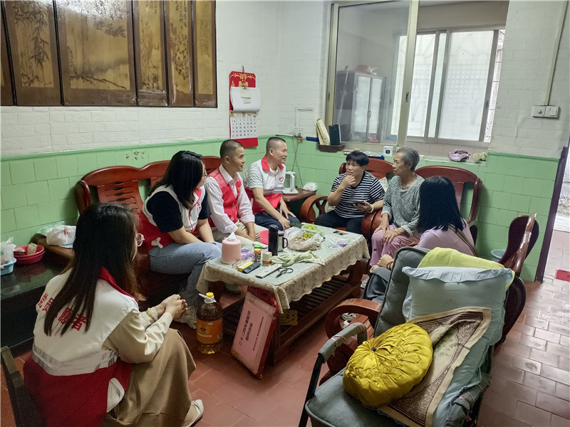 与老人家交谈.jpg