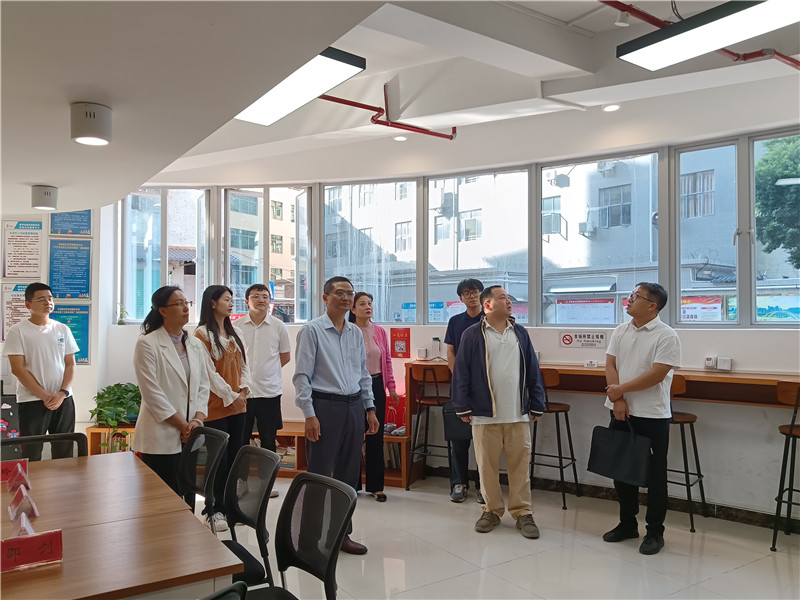 考察组参观五祖路社区工会智能驿站.jpg