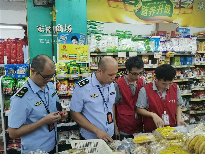 执法人员和第三方抽检人员开展食品抽检.jpg
