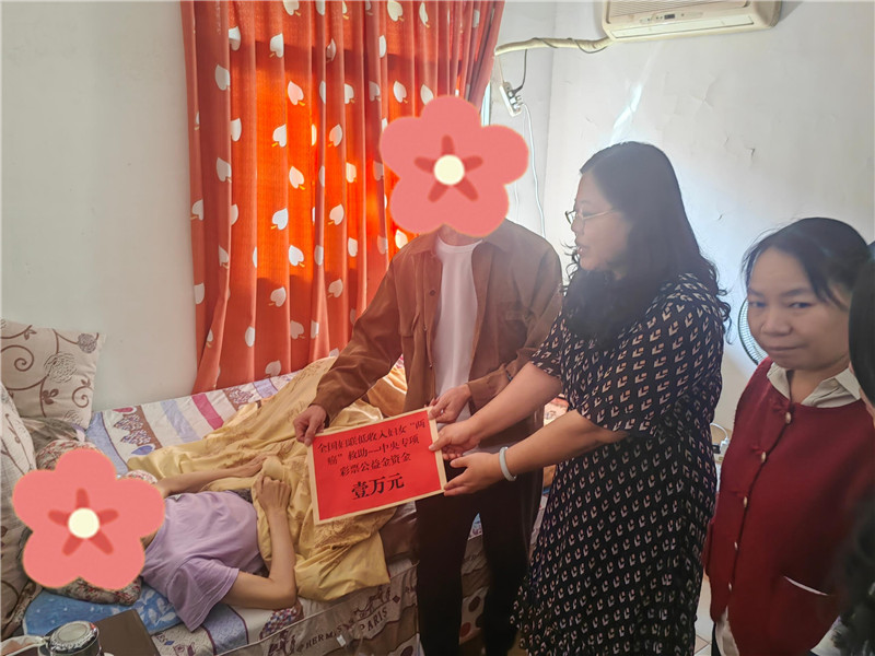 慰问“两癌”妇女第二户.jpg