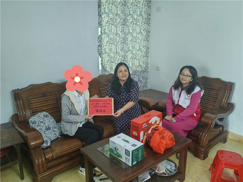 慰问“两癌”妇女第一户.jpg