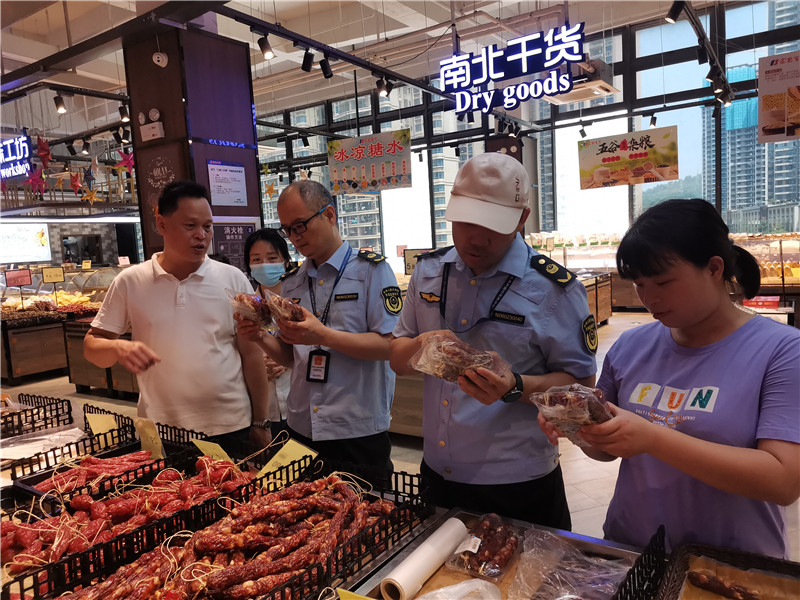 执法人员开展肉制品检查.jpg