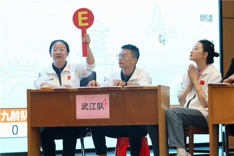 选手正在答题.jpg